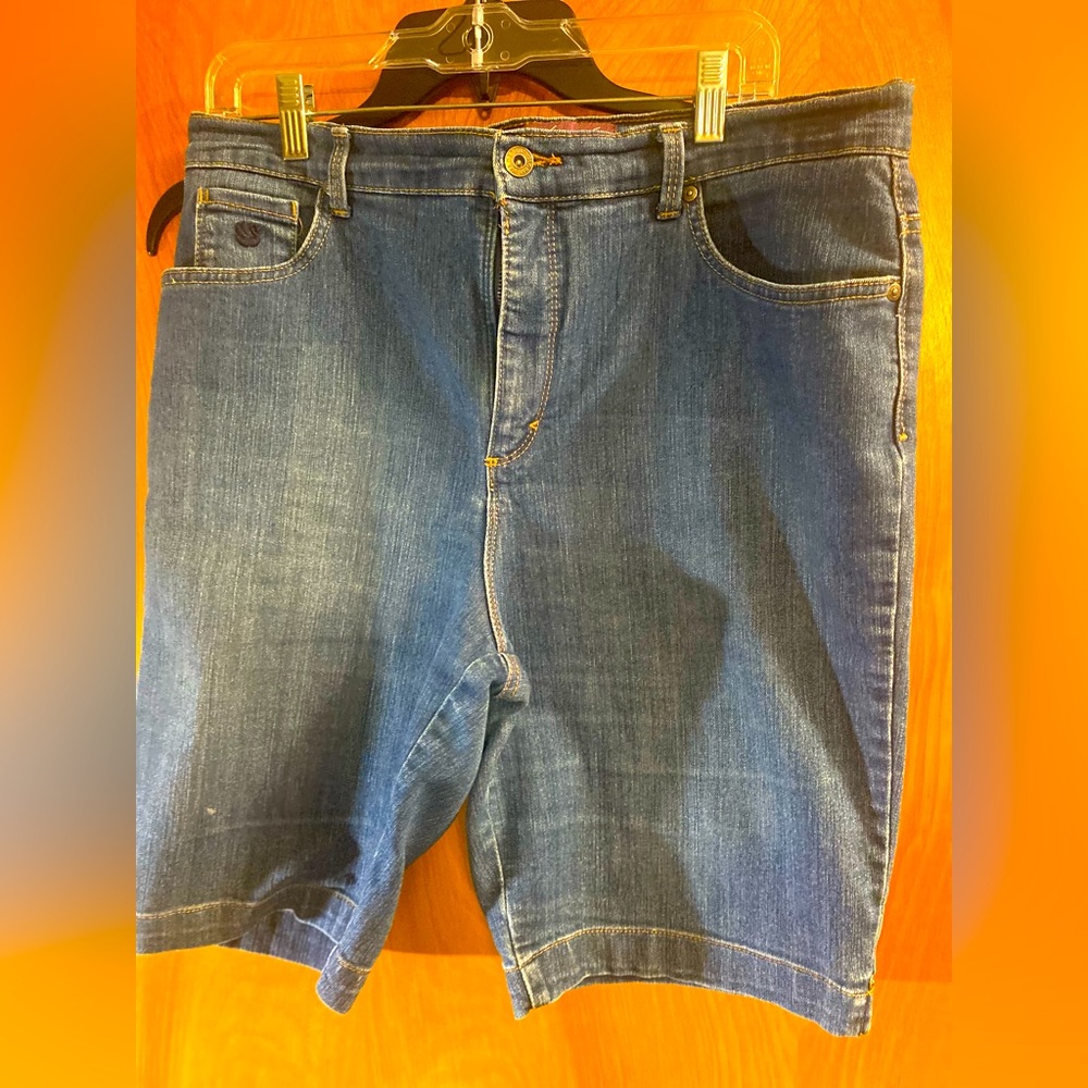 Ladies Gloria Vanderbilt bermuda shorts